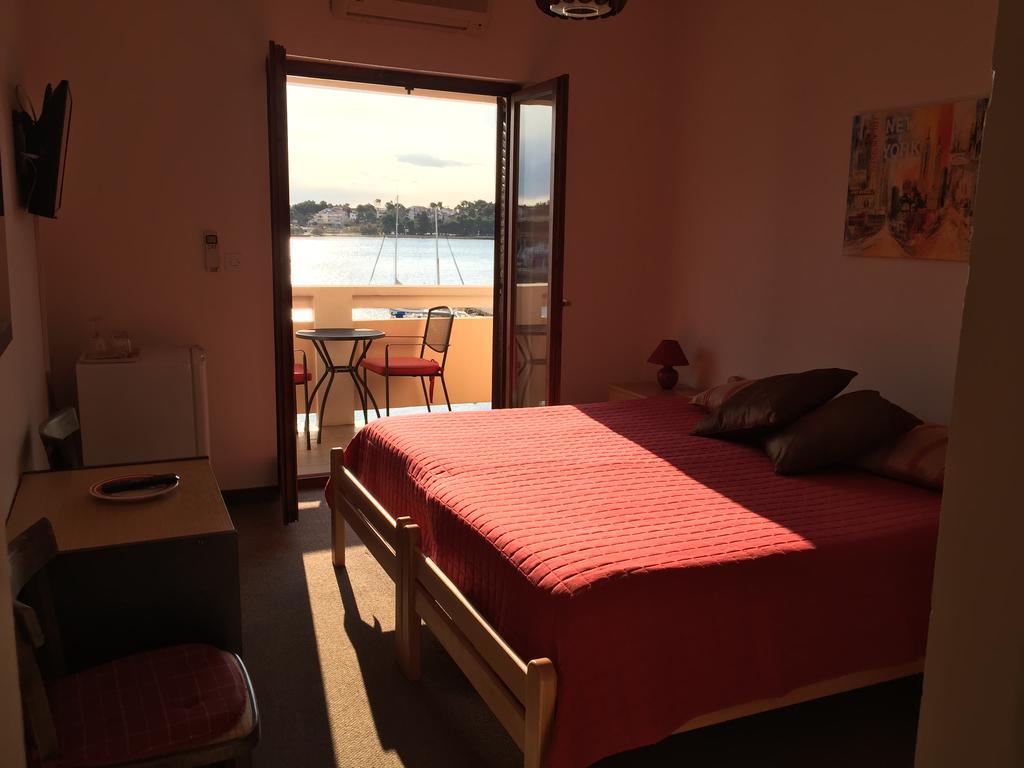 Guest House Punta Grzan Petrcane Rom bilde