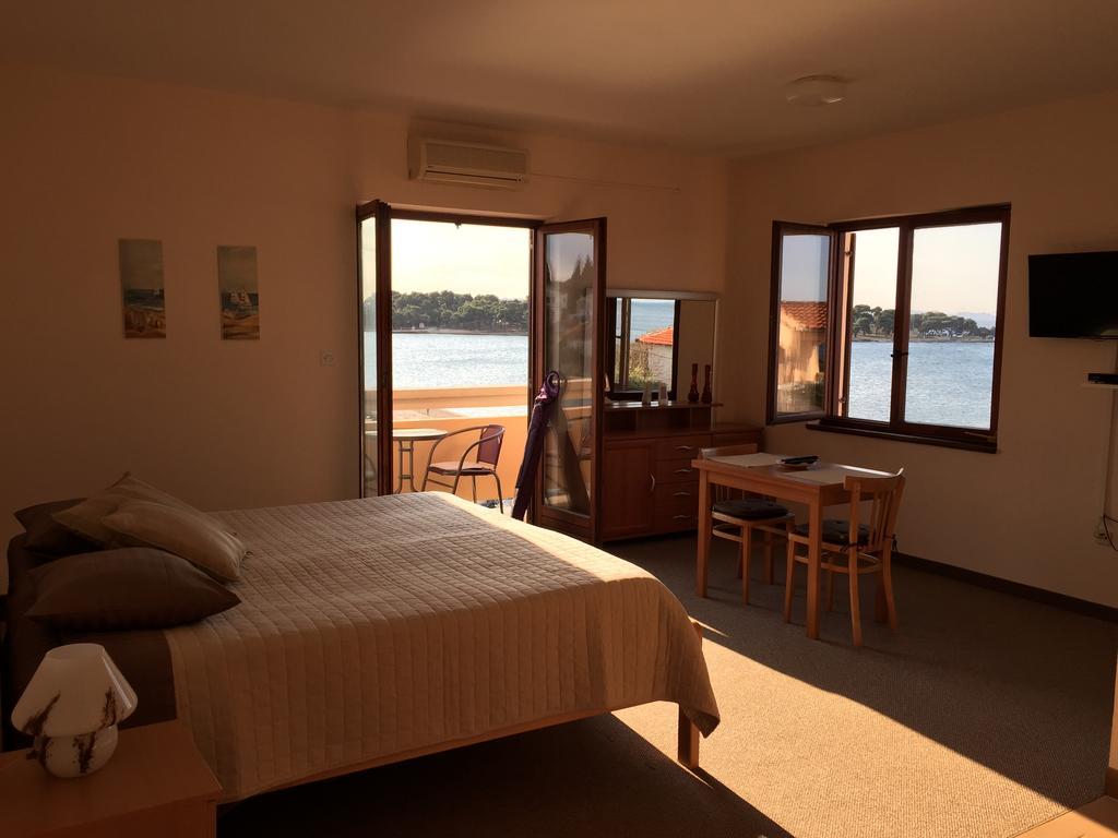 Guest House Punta Grzan Petrcane Rom bilde